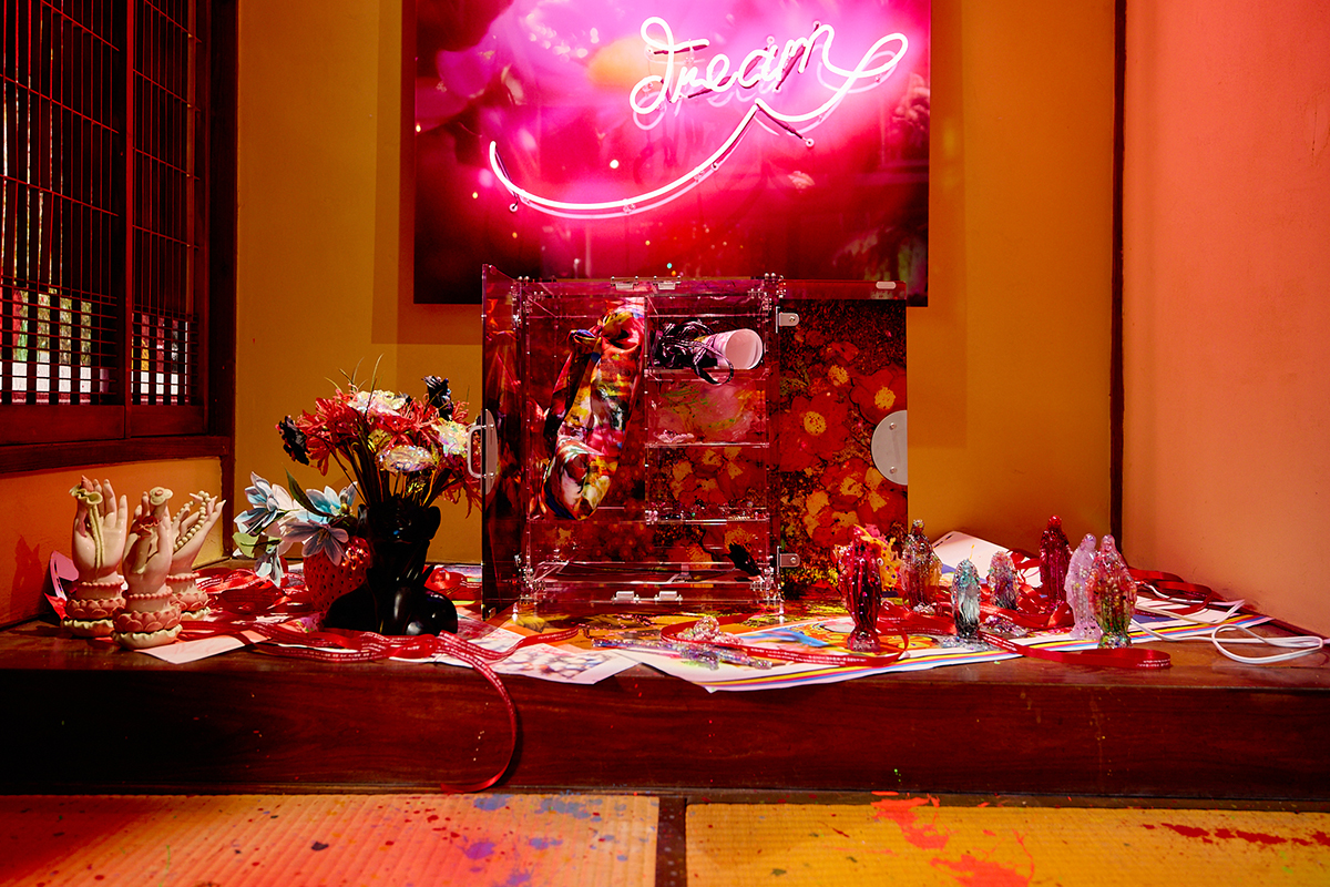 展覧会『mirror, mirror, mirror, mika ninagawa』より。床の間に飾られた、アーティストブック特装版のアクリルキャビネット。
