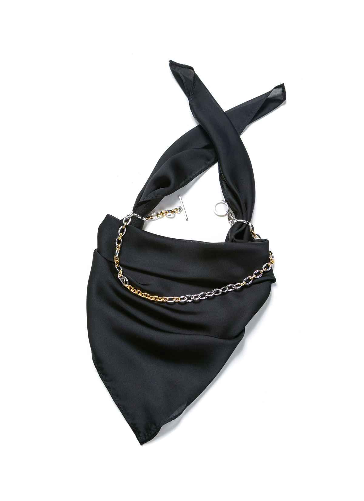 チェーンを合わせたスカーフ¥63,800／Sacai（サカイ）