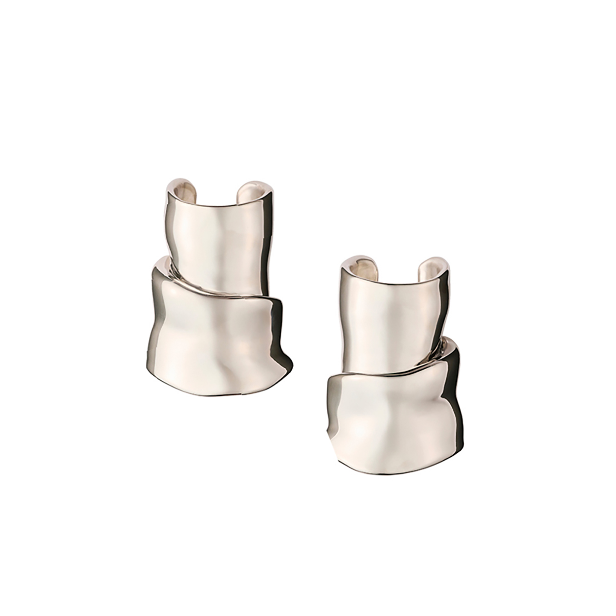 彫刻的なバングル（2個セット）¥125,000／Courrèges（エドストローム オフィス）