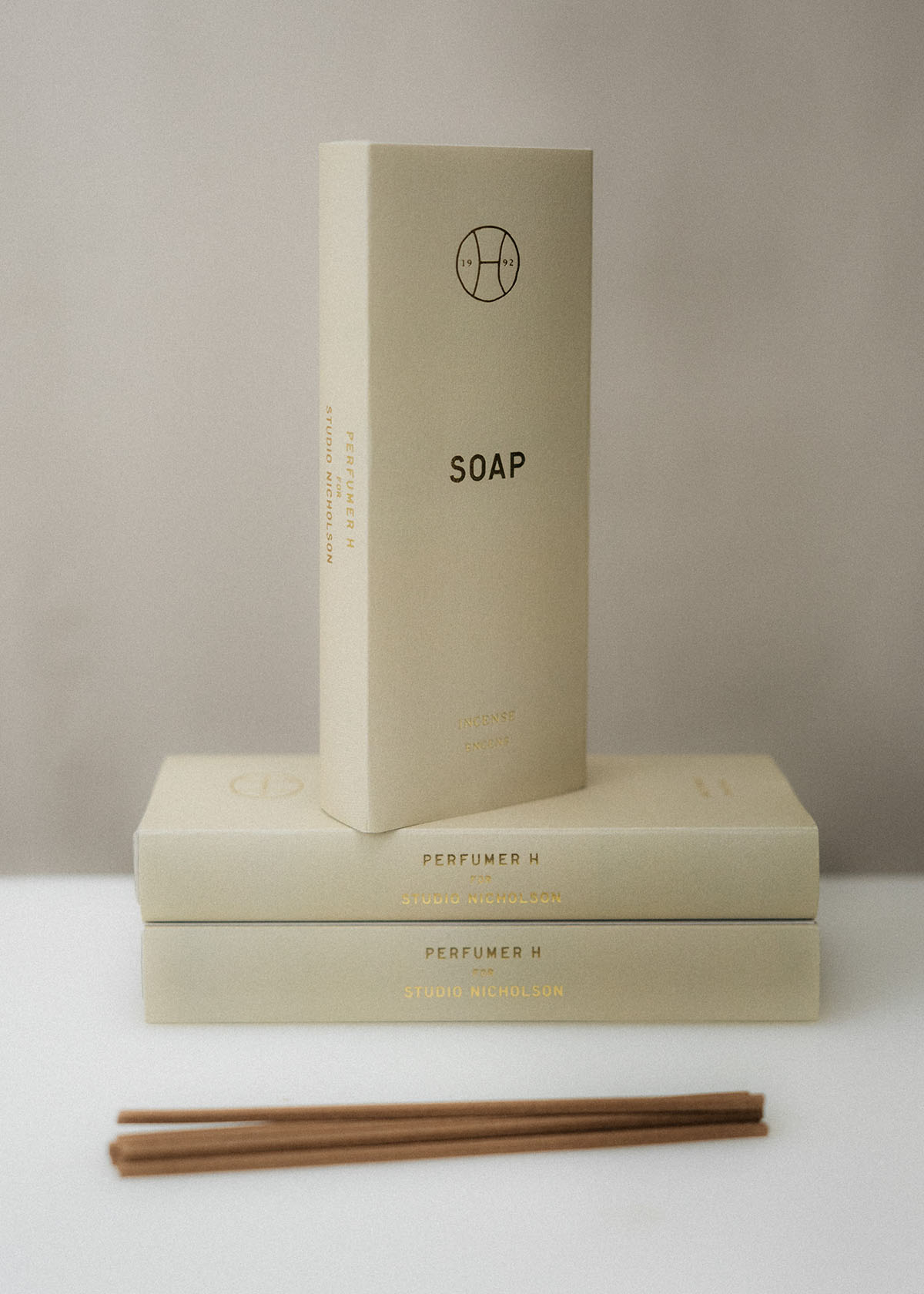 地元の寺院や僧院にもお香を納めている日本の数少ない伝統的なお香職人によって作られた「ソープ」のインセンス「パフューマーH インセンス・ソープ」￥6,820 