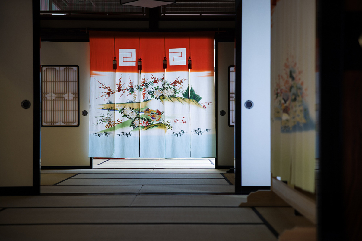 七尾・一本杉通りにある「花嫁のれん館」には、年代ごとに変化してきた花嫁のれんのアーカイブを展示している。©︎Ishikawa Prefectural Tourism League