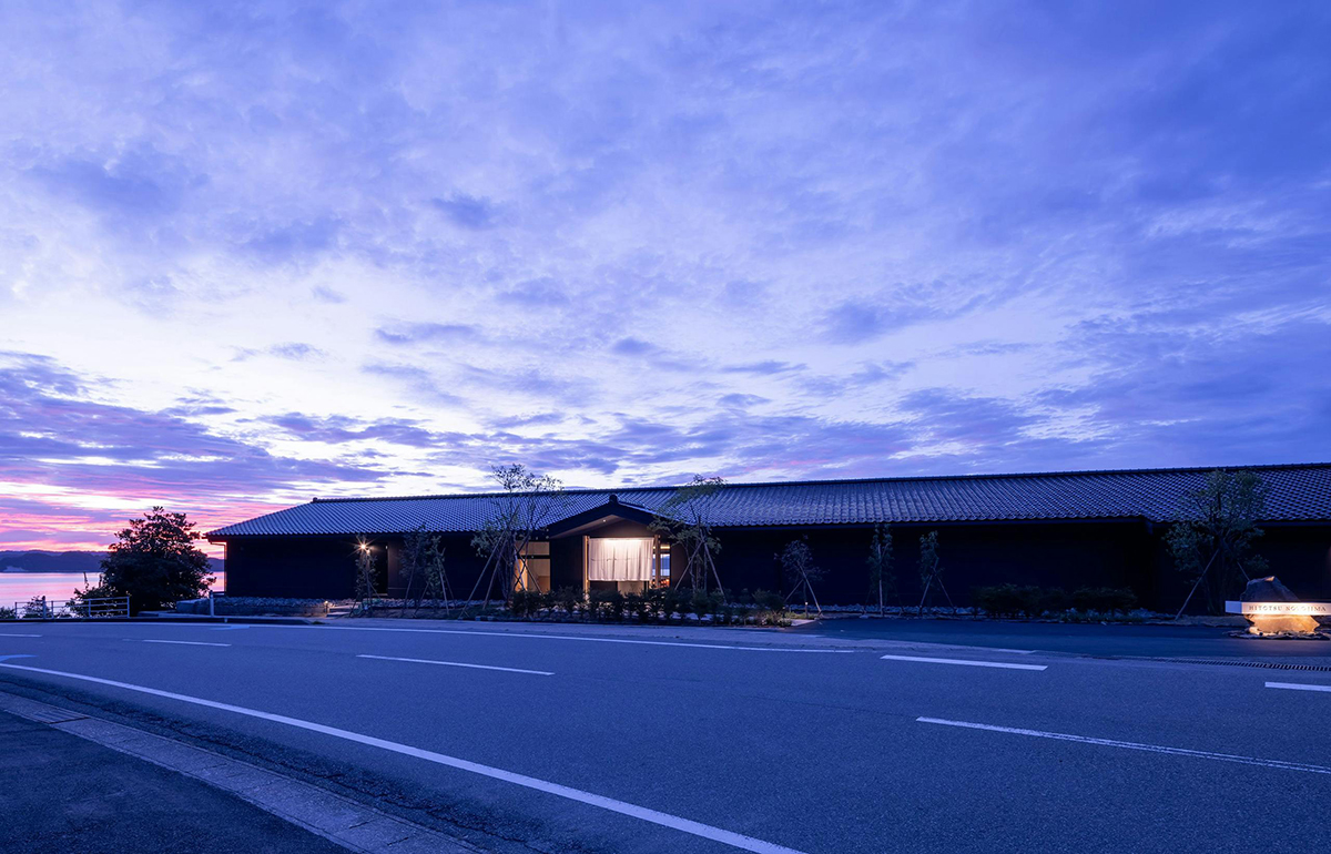 黒瓦の屋根も能登らしい「一能登島」の外観。能登に縁のある建築家が運営している。