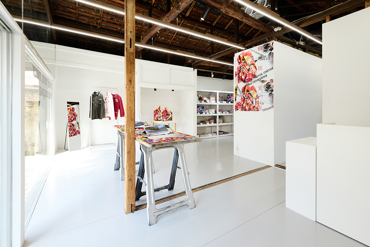 展覧会『mirror, mirror, mirror, mika ninagawa』より。2棟からなる会場の建物のうち、もう1棟はショップ空間に。下北沢のお店とコラボレーションしたオリジナルグッズも並ぶ。