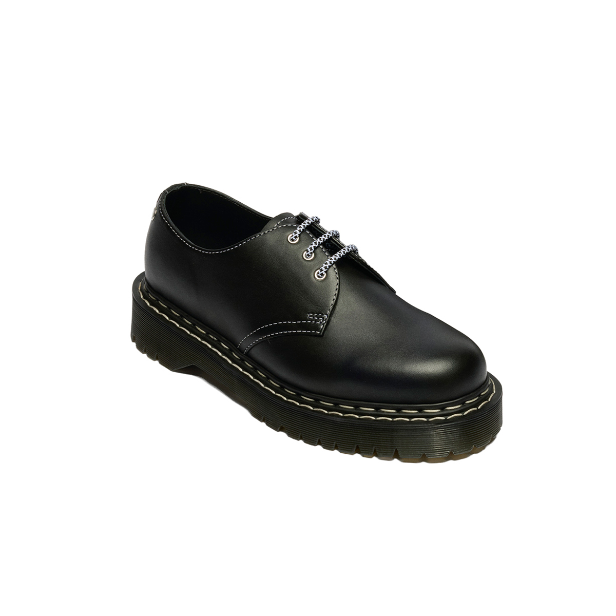 ダブルステッチの効いたシューズ¥30,800／Dr. Martens（ドクターマーチン・エアウエア ジャパン）