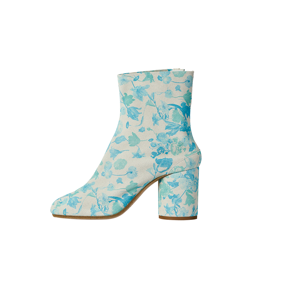淡色のフラワープリントのブーツ（ヒール8cm）¥242,000／Maison Margiela（マルジェラ ジャパン クライアントサービス）