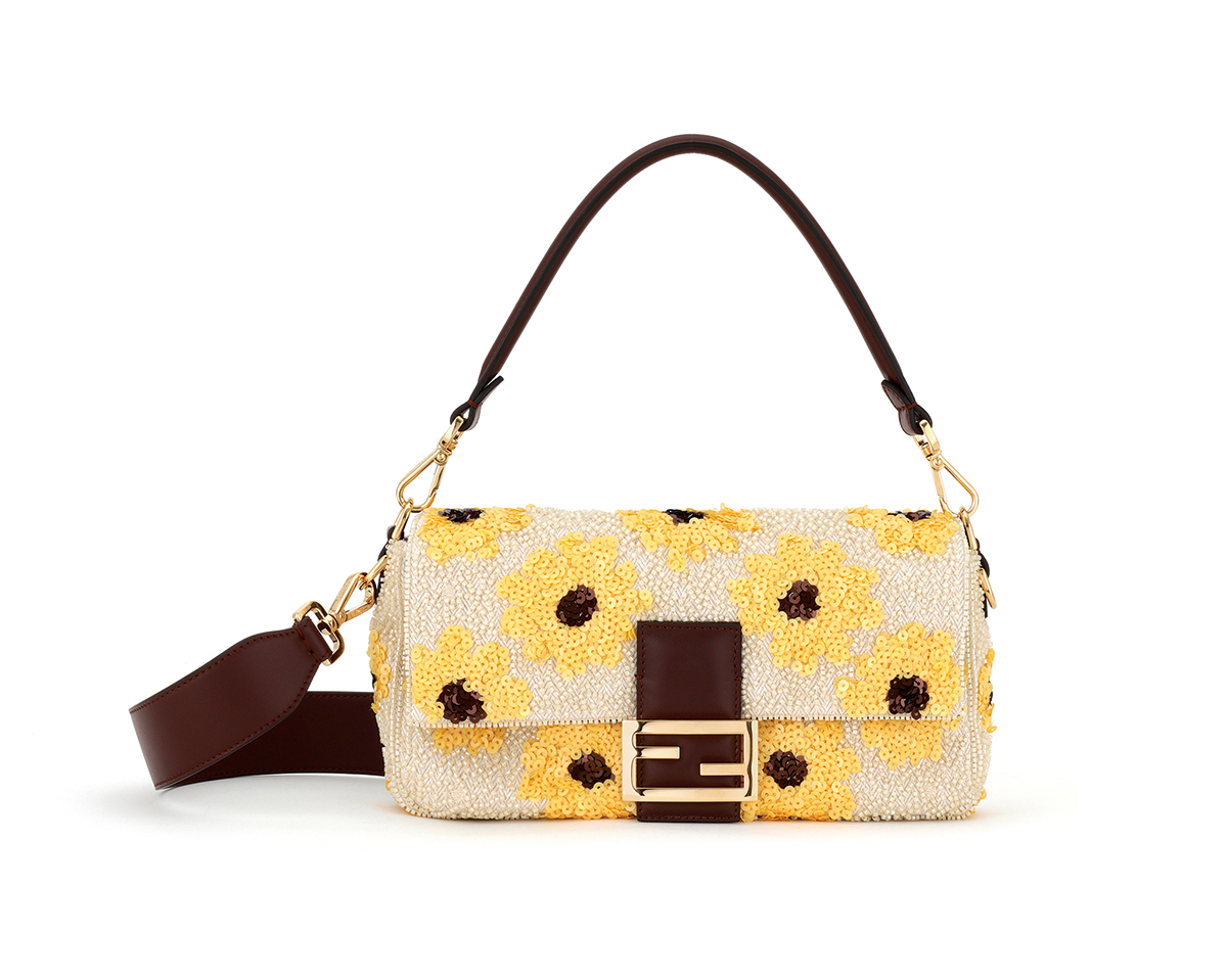 シークインが施されたバッグ（H15×W27×D6cm）¥742,500／Fendi（フェンディ ジャパン）