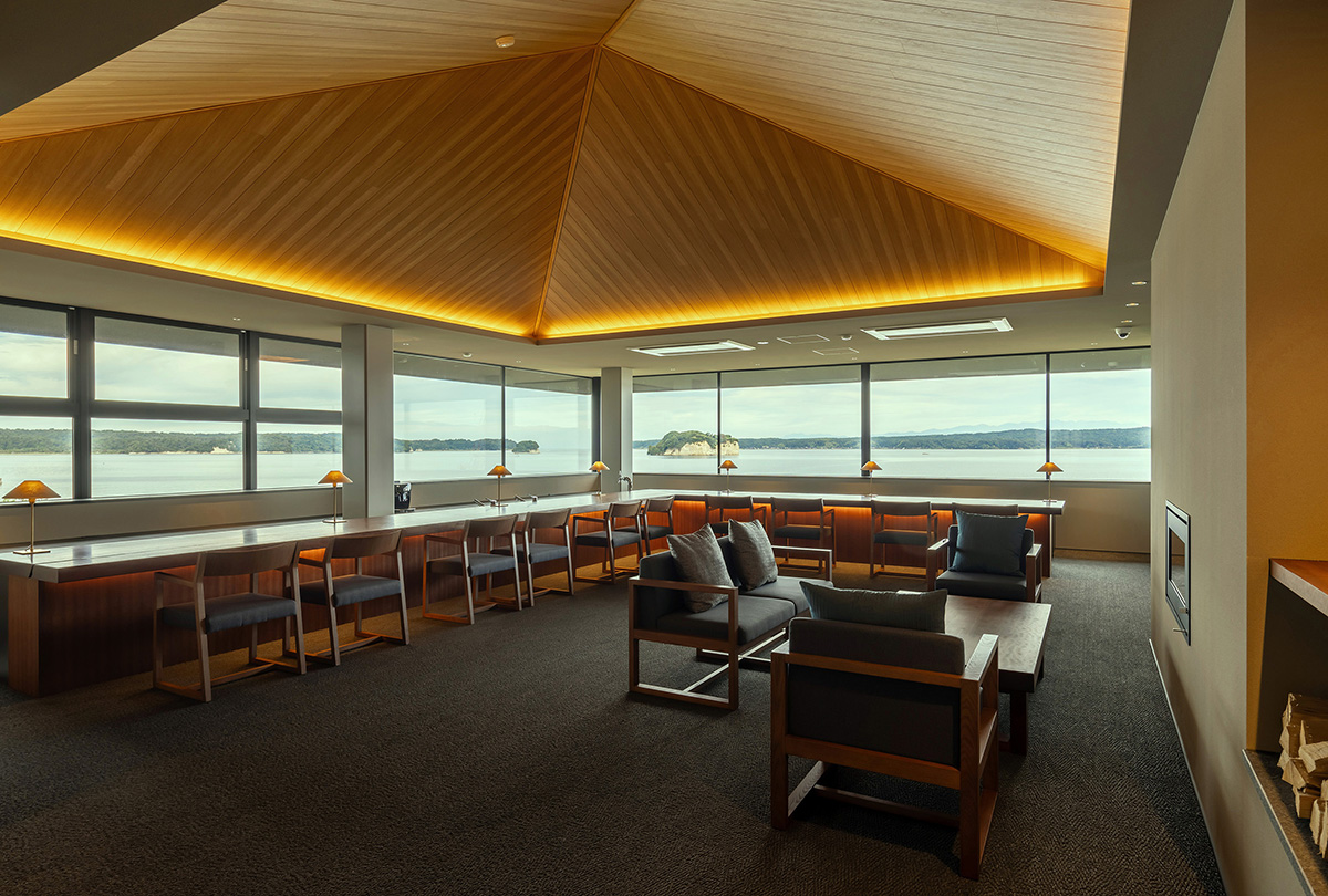 チェックインを行うパノラマビューのラウンジ。