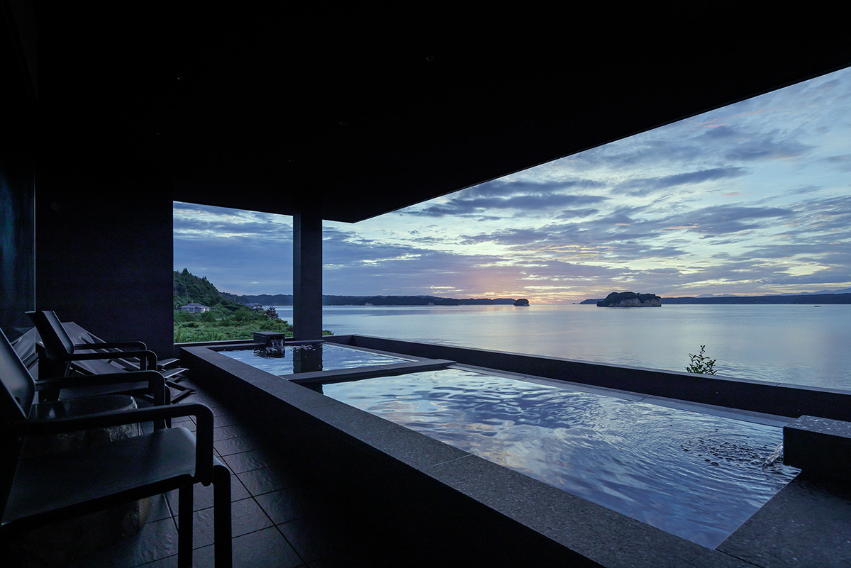 サウナの屋外にある薬草湯と水風呂。まるでアートのような時の経過で移ろいゆく海の風景。