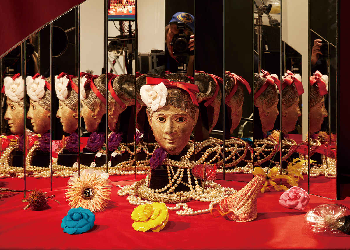 エジプトの葬儀用マスク 2世紀 ガブリエル シャネルのアパルトマン(カンボン通り31番地)蔵、CHANEL パールネックレスとカメリア 1990年代 パトリモアンヌ・シャネル蔵 © CHANEL/Roe Ethridge