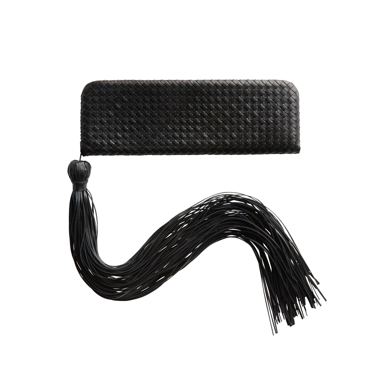 ロングタッセルのついたクラッチバッグ（H13×W38×D2.2cm）¥1,023,000／Bottega Veneta（ボッテガ・ヴェネタ ジャパン）