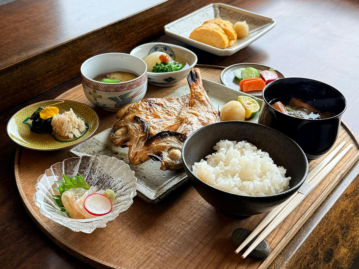 「鮨職人のあさげ」。お米や干物のおいしさを再確認できる。