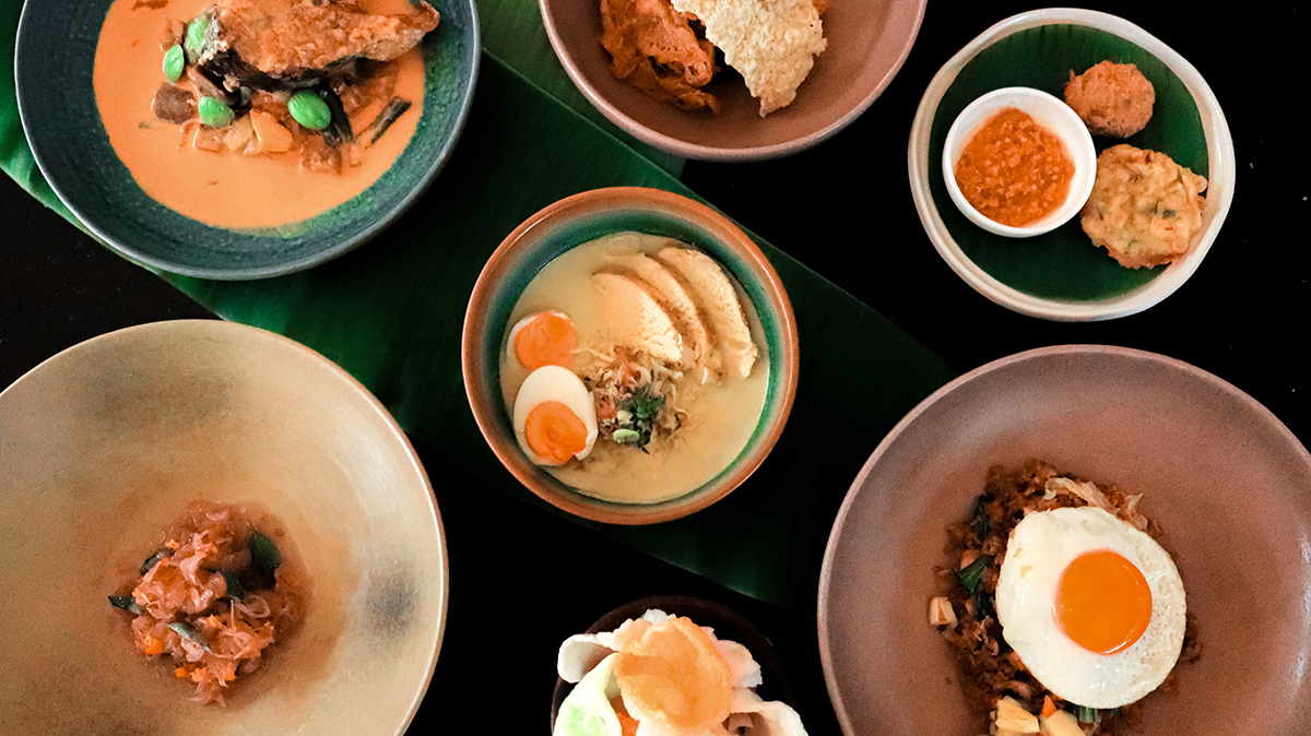 （左上から時計回りに）マングット・テンギリ・アサップ*、クルプック、バクワン・ジャグン＆プルケデル・クンタン、ナシゴレン*、レサ・アヤム*、ジウォ・ゴフ・ツナ* *印=「テイスト オブ アマンジウォ」期間中にメニューとして提供予定