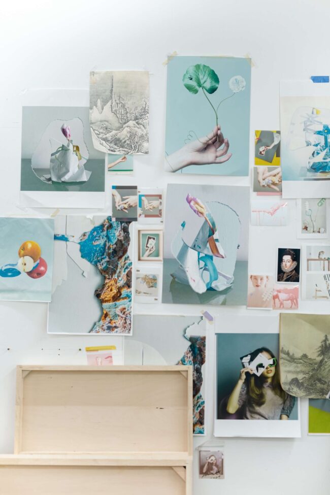 1階のアトリエの壁に貼られたインスピレーションソースや創作メモの数々。