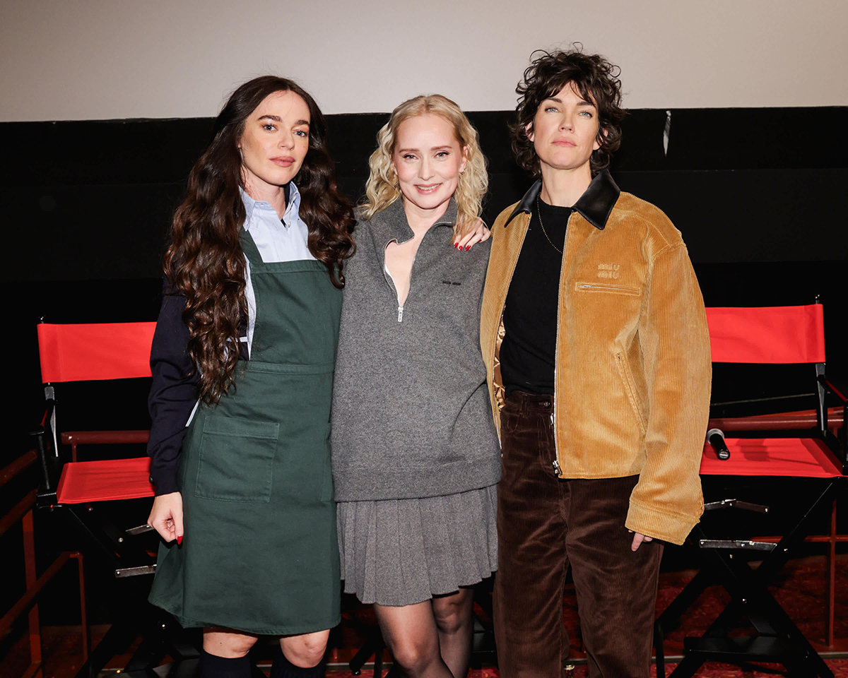 左からヘイリー・ゲイツ、モナ・ファストヴォールド、セリア・ロールソン＝ホール