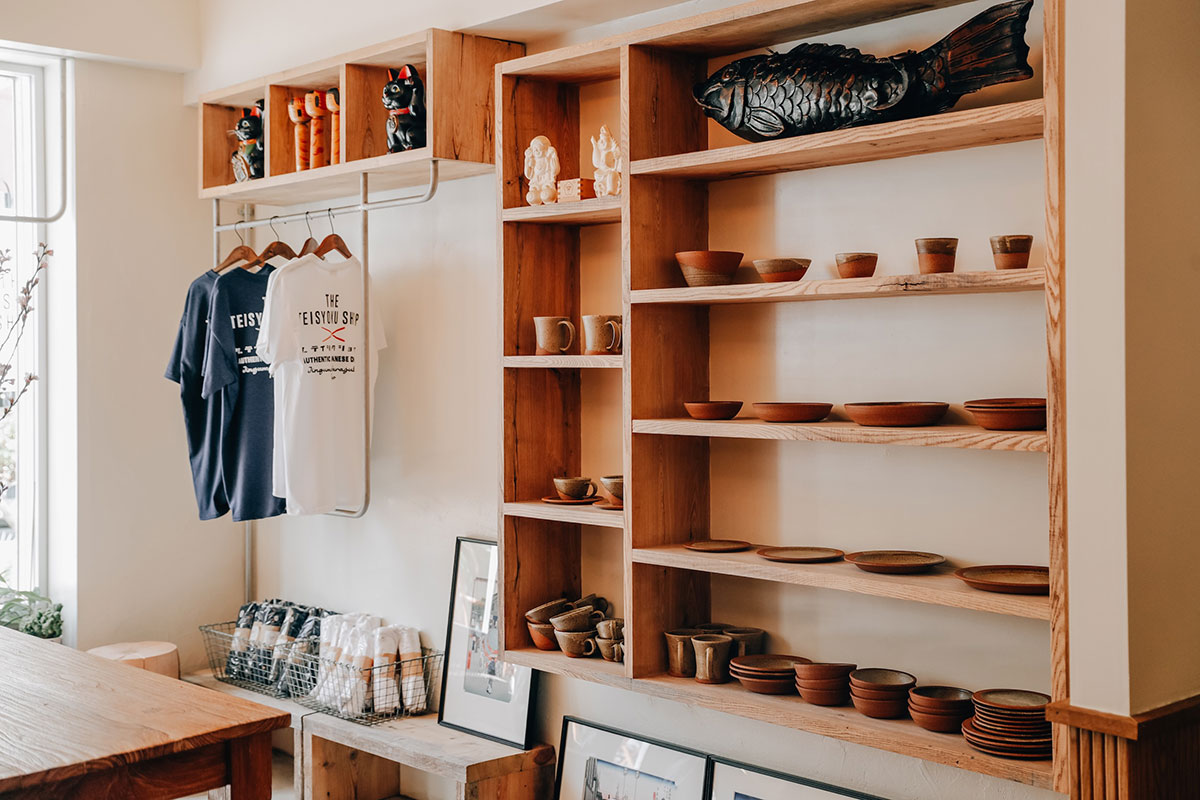 日本の“いいもの”をピックアップした物販コーナー。ロサンゼルスを拠点に活動する陶芸家・Shoshi Watanabeに依頼した「THE TEISYOKU SHOP」オリジナルの器をはじめ、今後はお米やお茶、海苔、梅干しなど、店で実際に使用している食材も販売予定