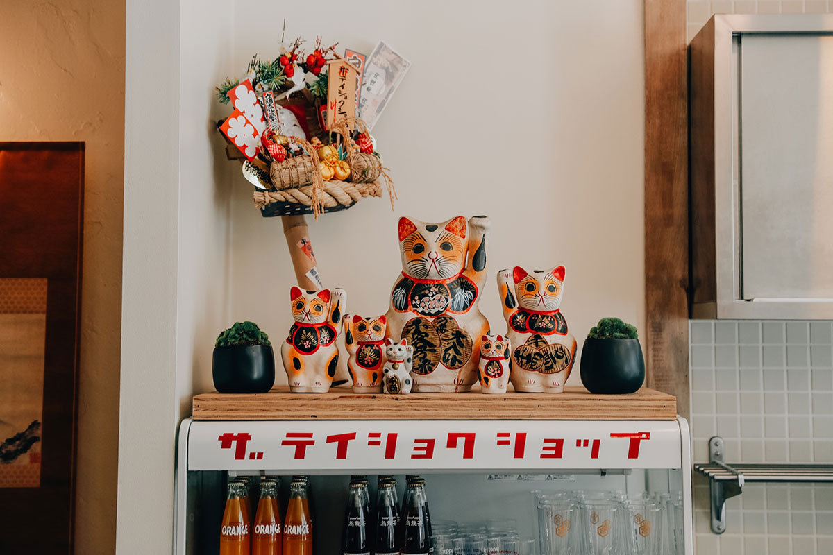 日本各地から収集した郷土品を店内が彩る