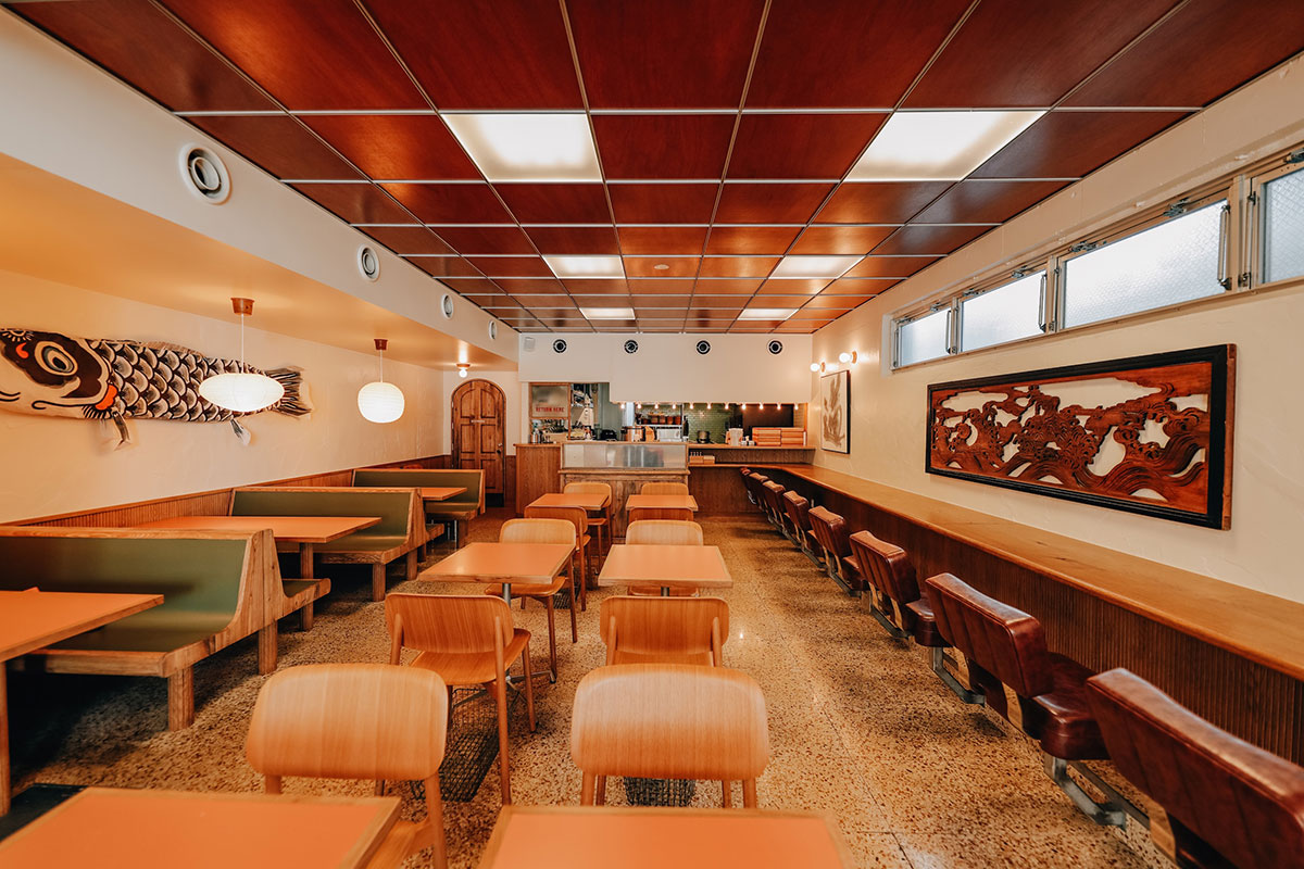 壁には、江⼾時代にお寺に飾られていた欄間や、和紙でできた⼤きな鯉のぼりをディスプレイ