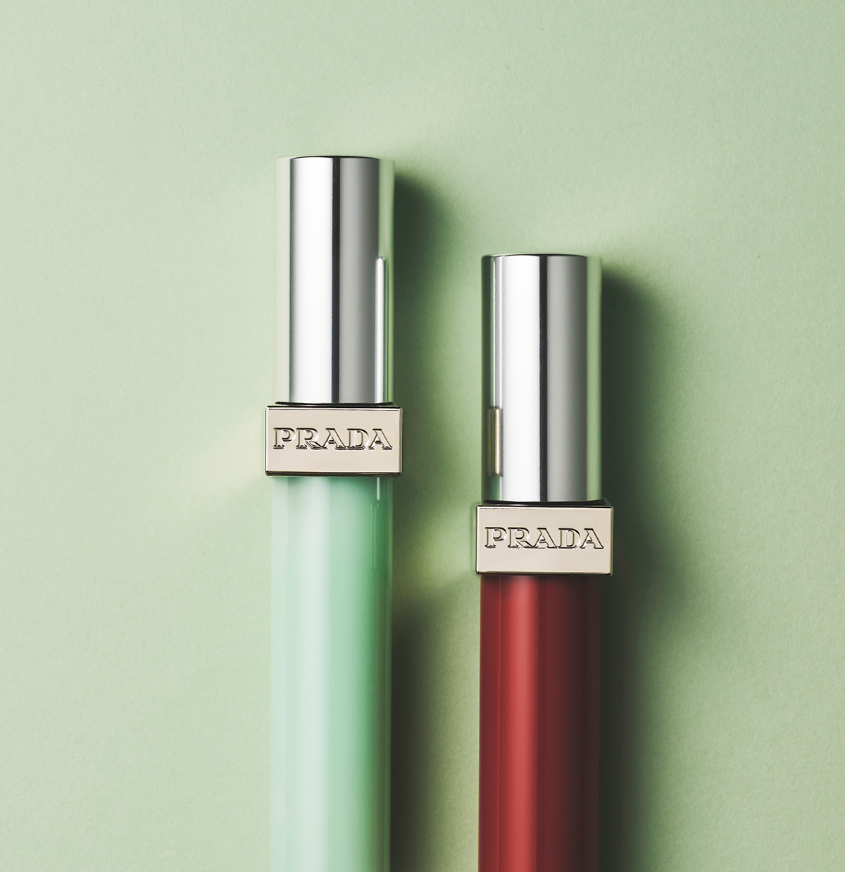 プラダ リフレクション リキッド バーム グロス　左から：U000、B201 各￥5,940／Prada Beauty（プラダ ビューティ）