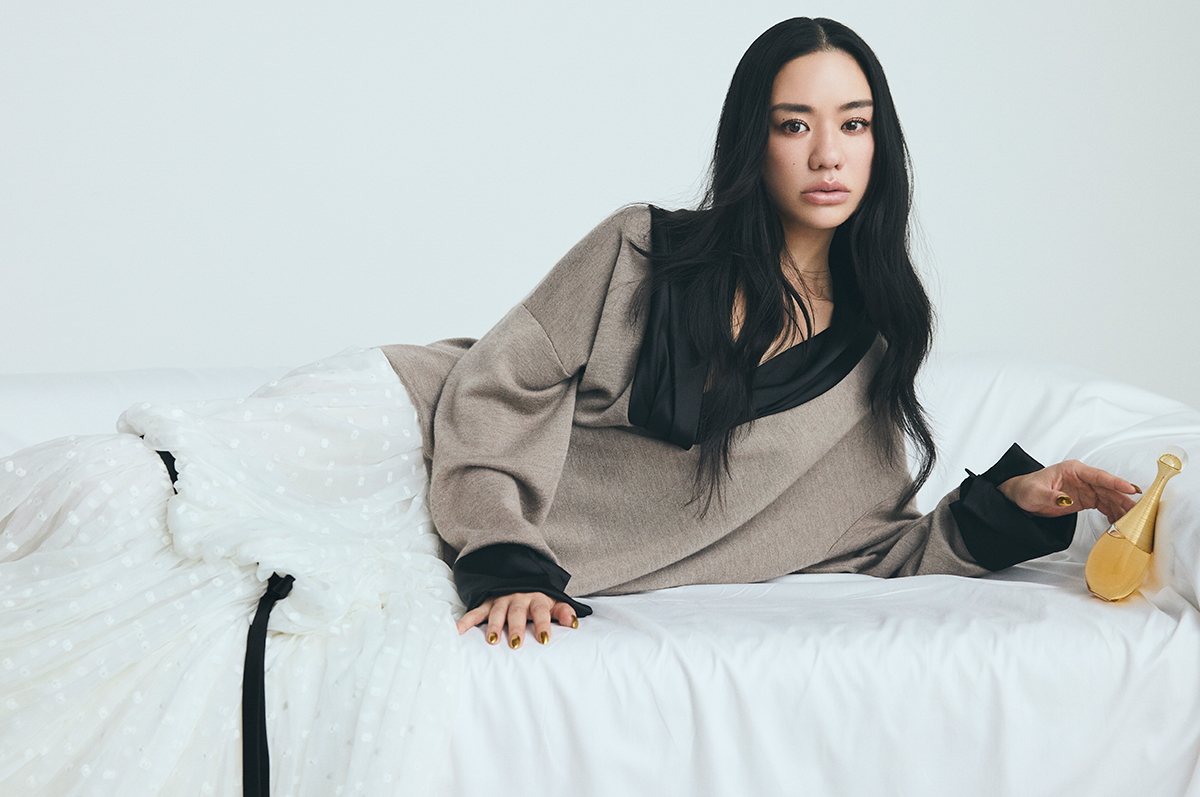 ニットトップ ¥870,000　スカート ¥2,500,000／ともにDior（クリスチャン ディオール）