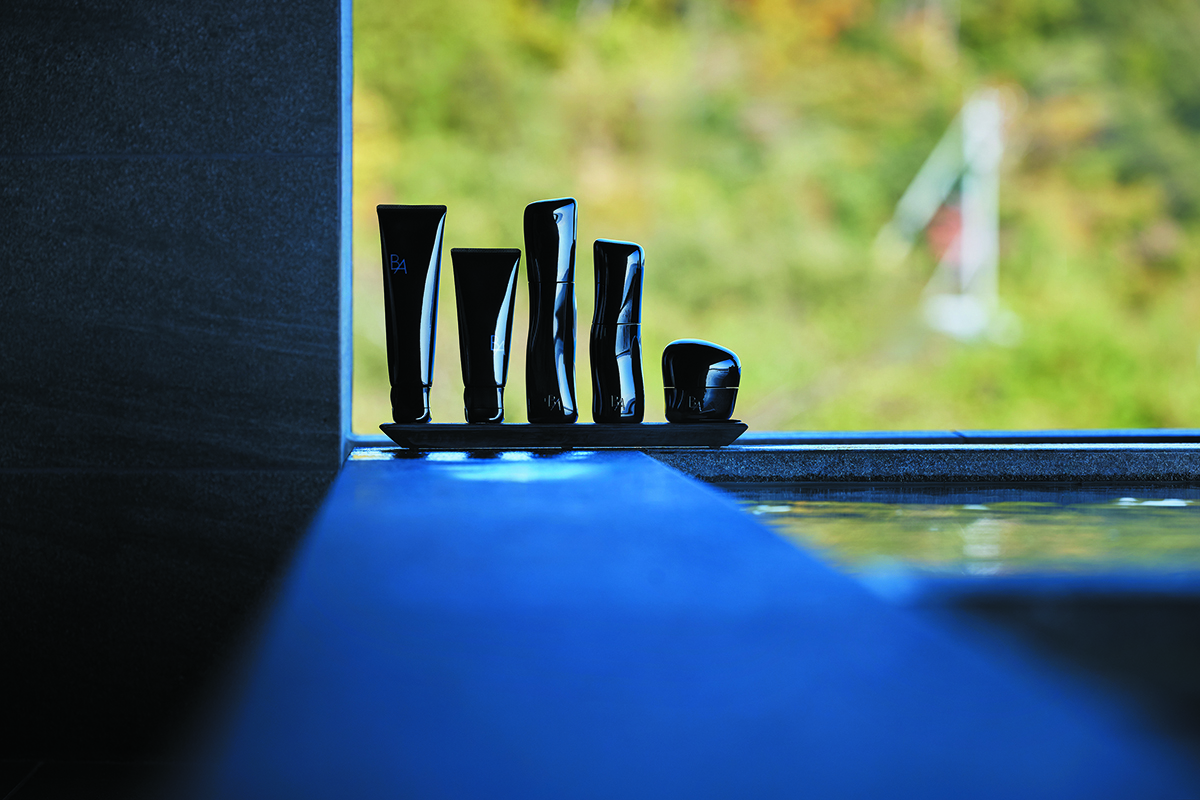 絶景サウナと客室に備えられているポーラB.Aのラインナップ。有機的なフォルムのボトルも印象的。