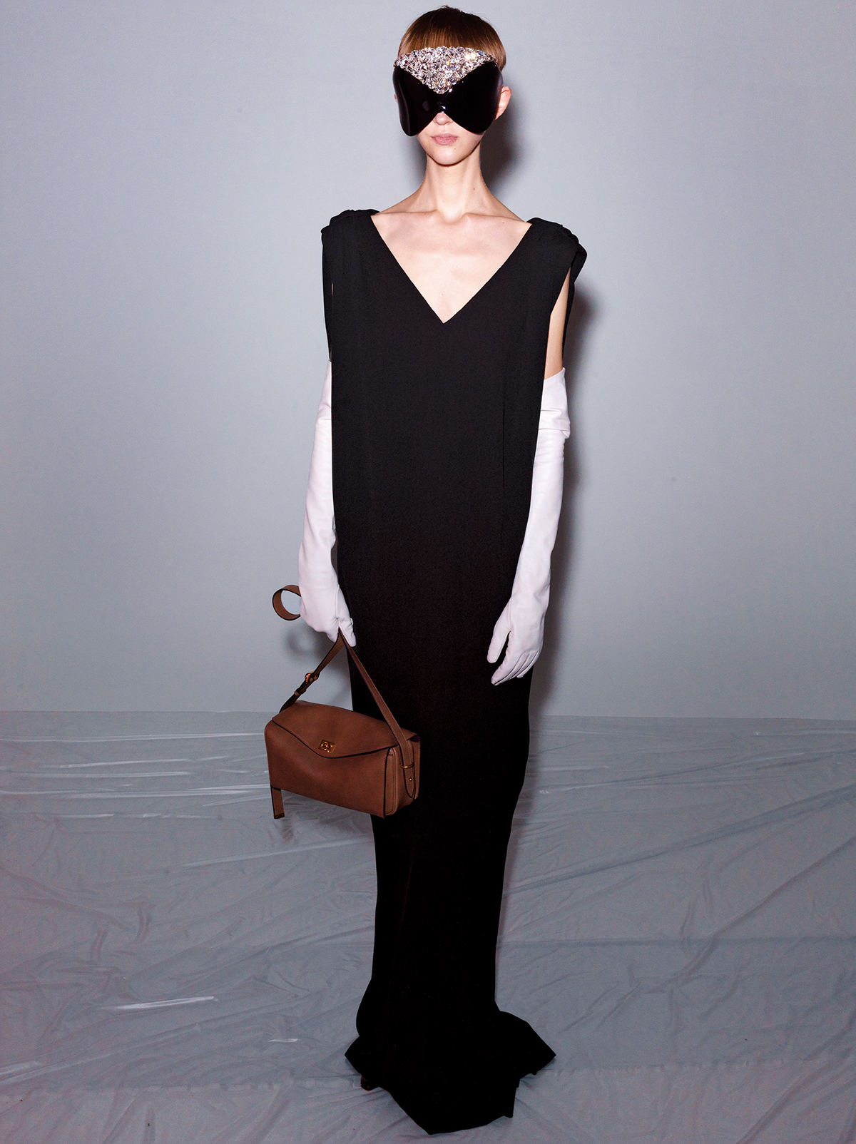 ドレス¥814,000 マスク 参考商品 グローブ¥161,700 バッグ「ル・セット ショルダーバッグ ミディアム」¥478,500 シューズ¥177,100(すべて予定価格)/Balenciaga(バレンシアガ クライアントサービス)