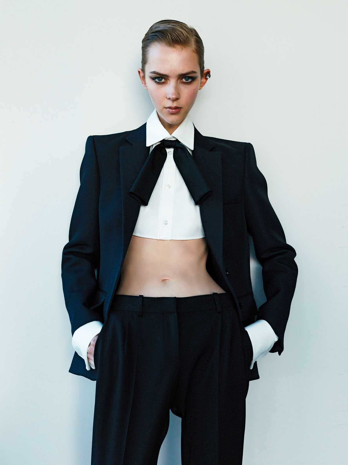 ジャケット¥451,000 シャツ¥161,700 タイ¥52,800 パンツ¥198,000 イヤリング(3点での展開)¥88,000(すべて予定価格)/Balenciaga(バレンシアガ クライアントサービス)