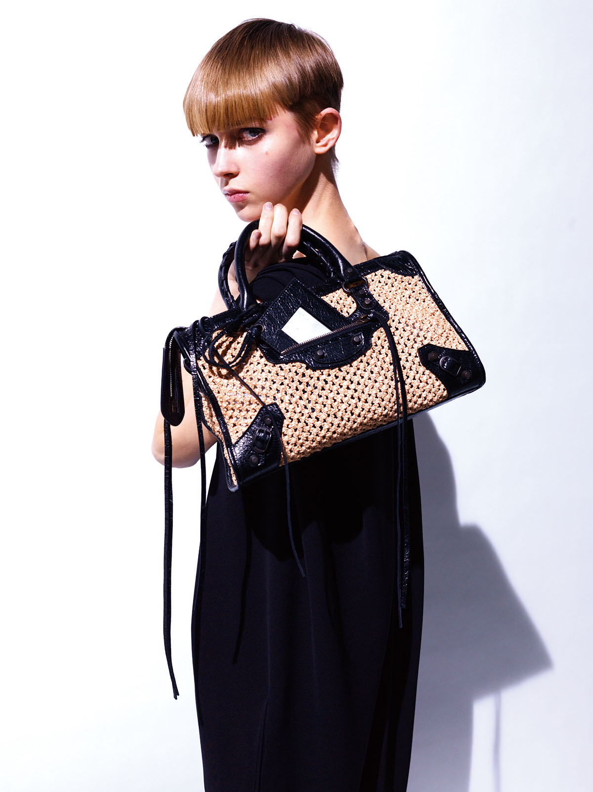 ドレス¥814,000 バッグ(ストラップ付き)「ル・シティ バッグ スモール」¥367,400(ともに予定価格)/Balenciaga(バレンシアガ クライアントサービス)