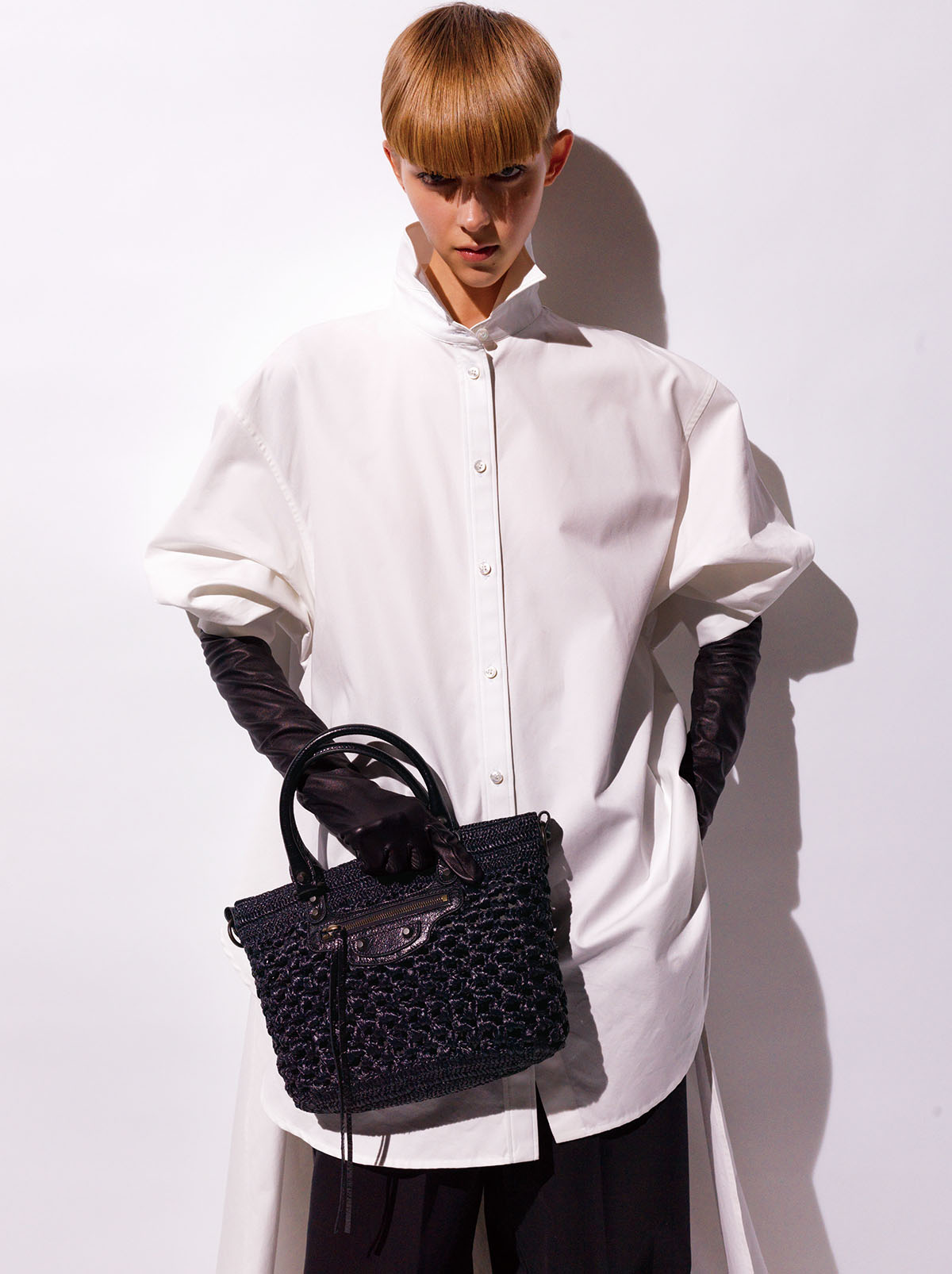 シャツ¥451,000 パンツ 参考商品 グローブ¥161,700 バッグ(ストラップ付き・日本限定)「ル・シティ バスケット スモール」¥163,900(すべて予定価格)/Balenciaga(バレンシアガ クライアントサービス)