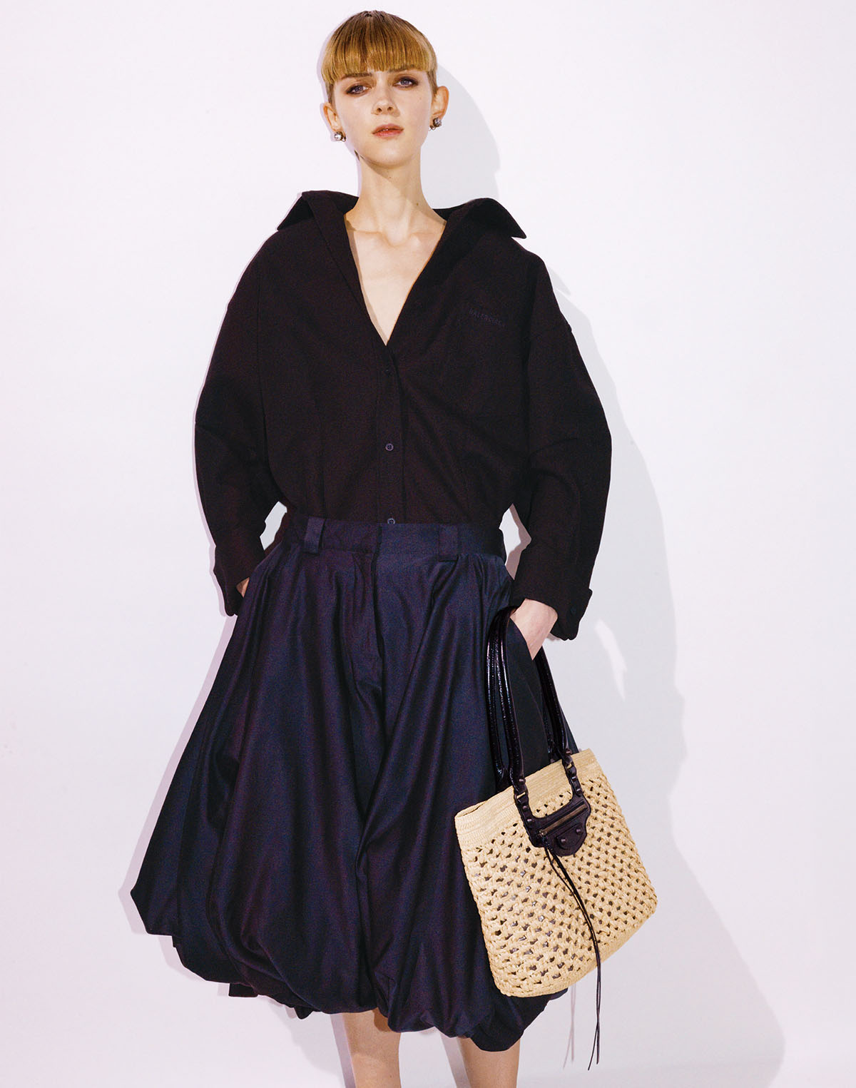 シャツ¥217,800 パンツ¥632,500 イヤリング(3点での展開)¥88,000 バッグ「ル・シティ バスケット ミディアム」¥192,500(すべて予定価格)/Balenciaga(バレンシアガ クライアントサービス)