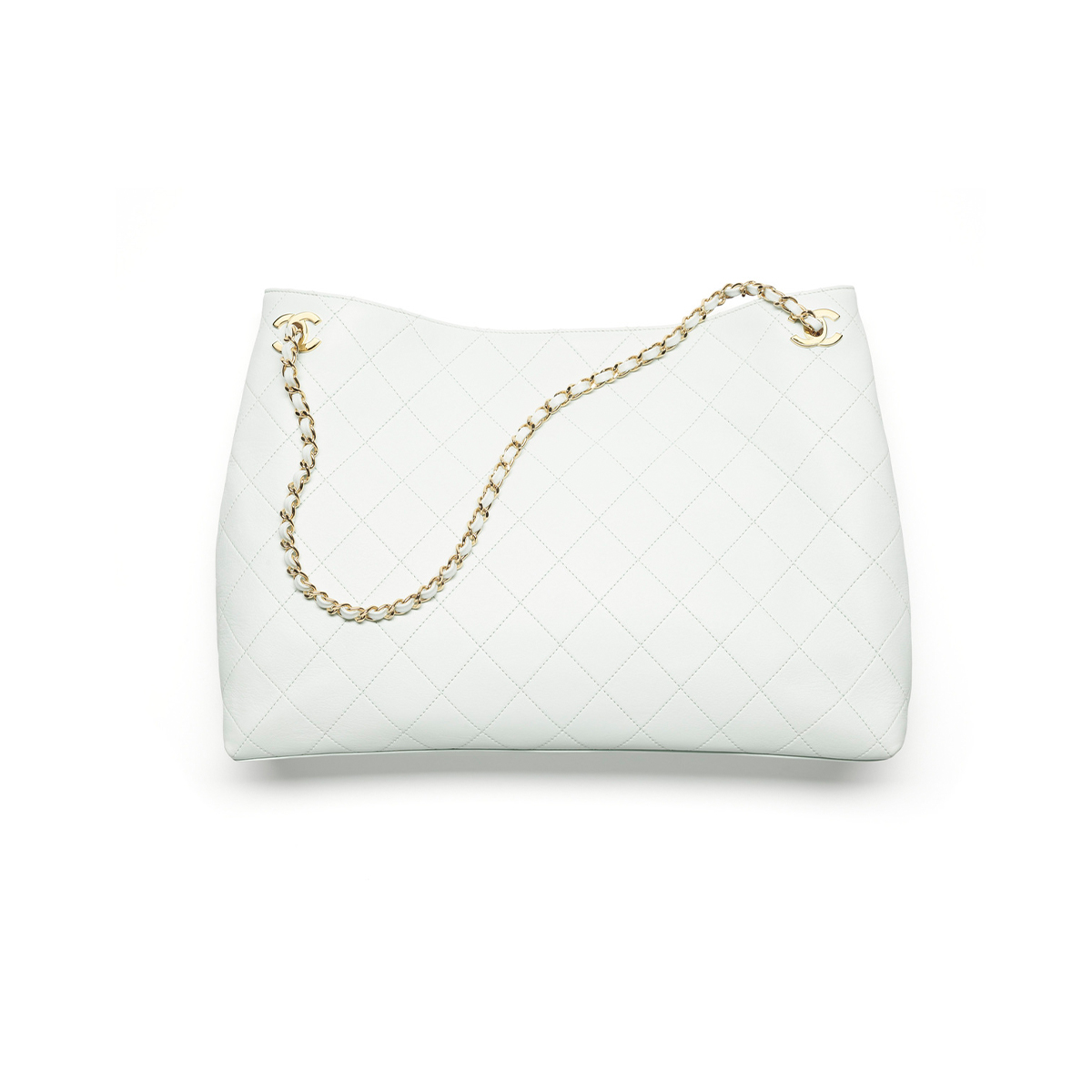 バッグ (W40×H29×D9cm)¥1,068,100/Chanel(シャネル カスタマー ケア センター 0120-525-519)