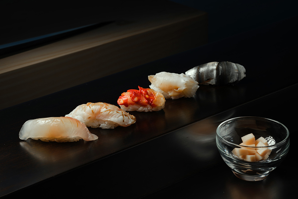 新鮮な地魚を満喫できる「能登の幸の鮨コース」。