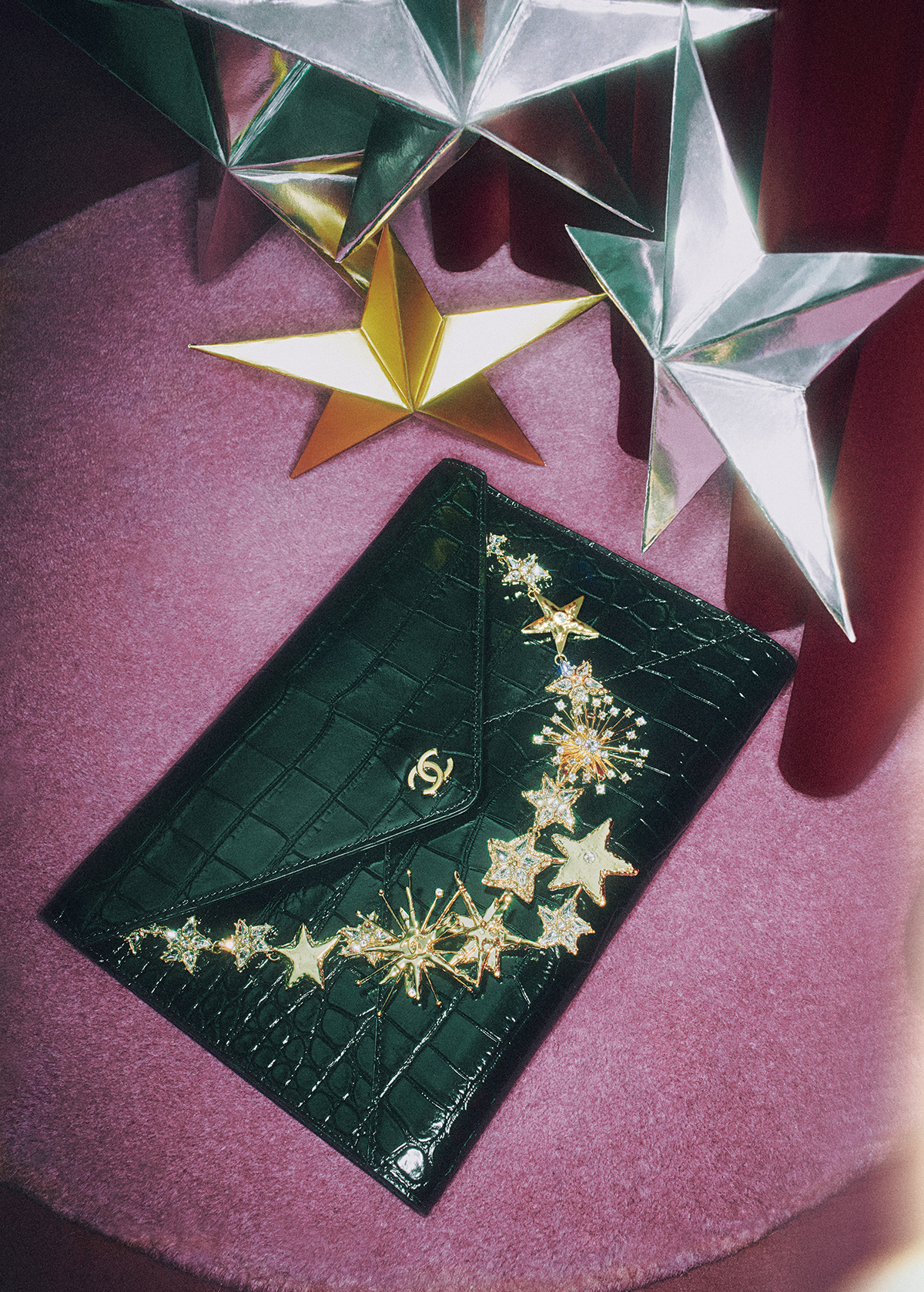 バッグ（W27.5×H20×D3cm）￥507,100　ネックレス￥722,700（ともに予定価格）／Chanel（シャネル カスタマーケア）