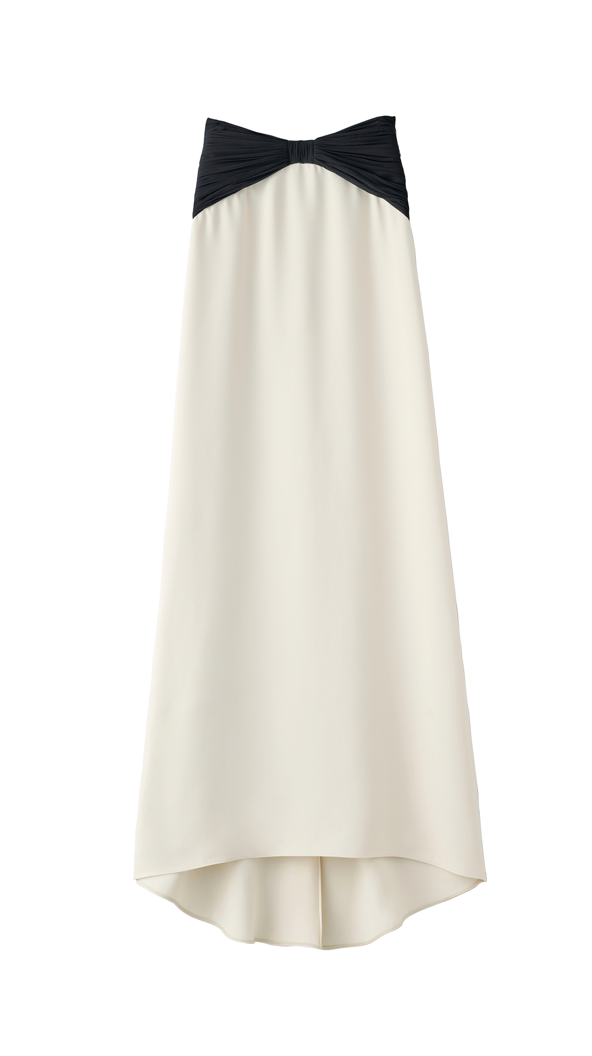 スカート￥709,500／Valentino（ヴァレンティノ インフォメーションデスク）