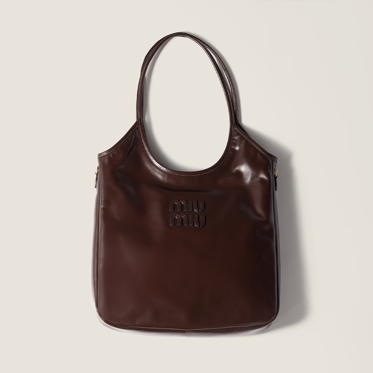 バッグ 「Ivy」(W33×H38×D6cm)¥335,500(予定価格)/Miu Miu(ミュウミュウ クライアントサービス 0120-451-993)