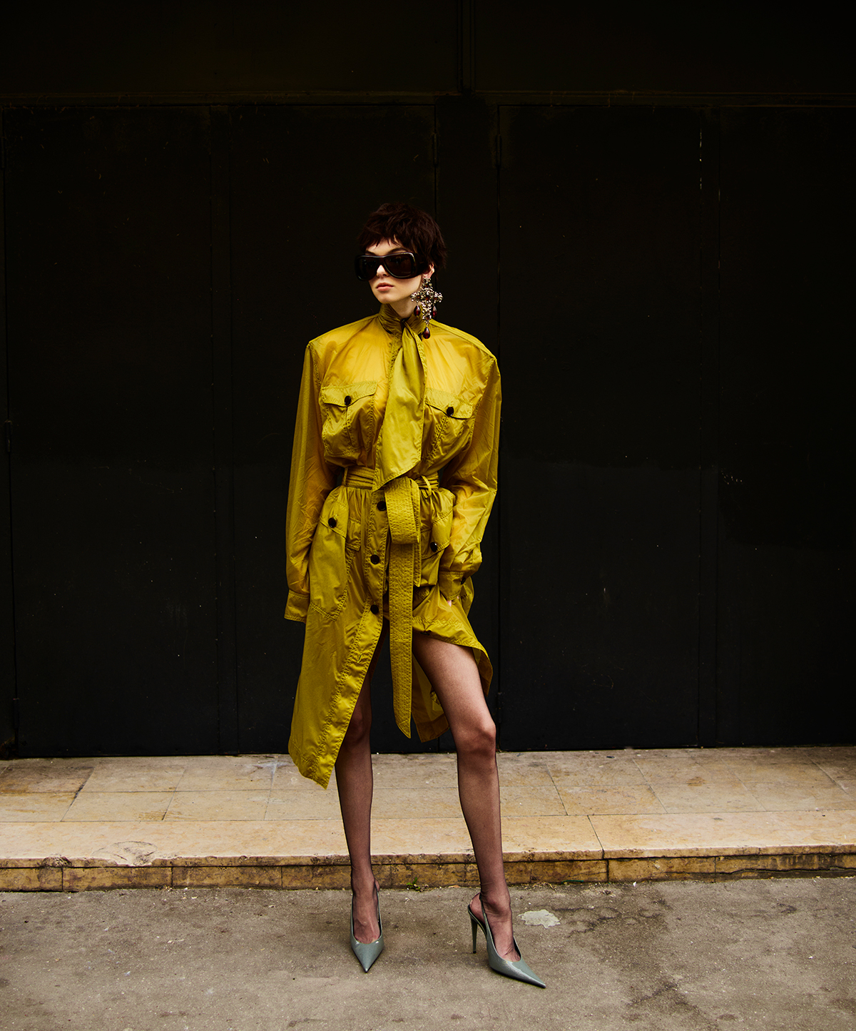 コートドレス￥641,300　イヤリング￥682,000（ともに参考価格）　サングラス￥78,100　シューズ￥214,500／すべてSaint Laurent by Anthony Vaccarello （サンローラン クライアントサービス）