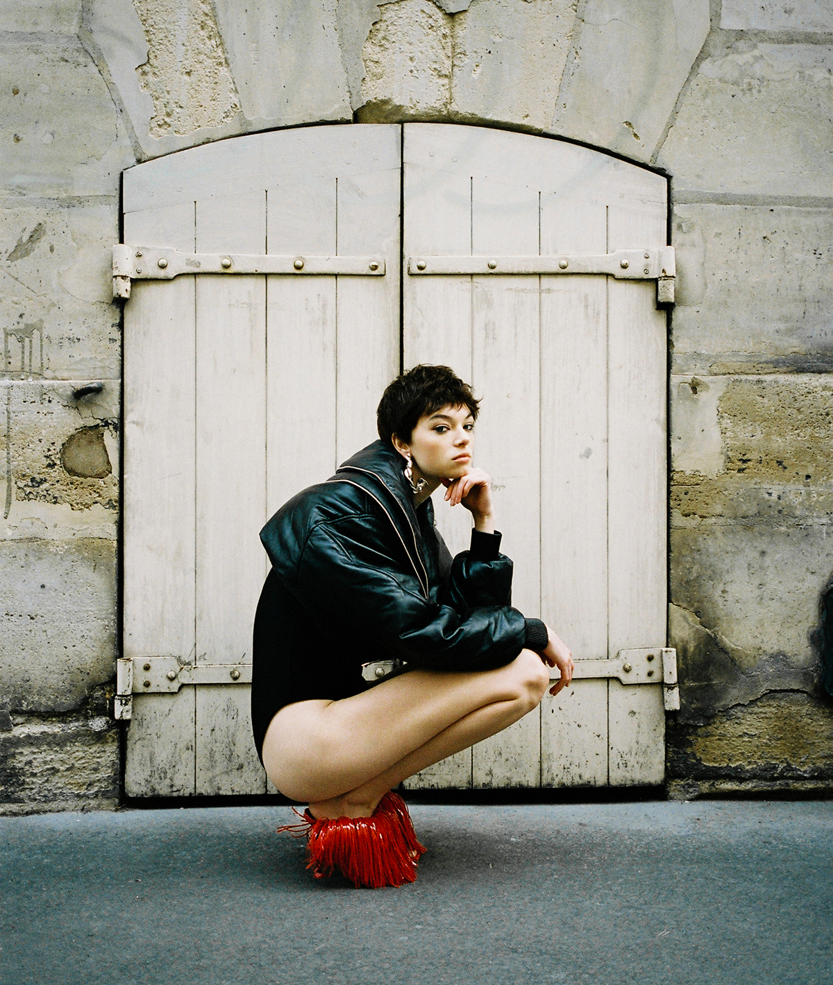 ボディスーツ￥357,500　イヤリング￥148,500　シューズ￥374,000（すべて参考価格）　ボンバージャケット¥924,000／Givenchy by Sarah Burton（ジバンシィ ジャパン）