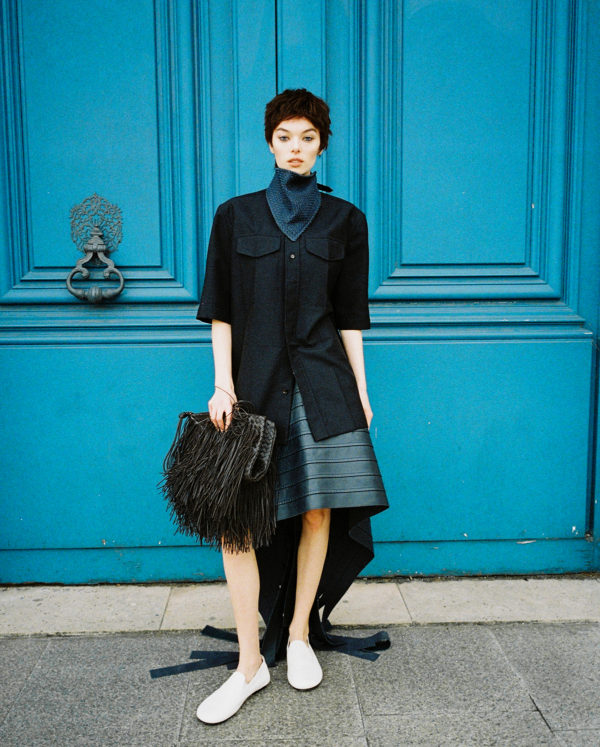 シャツ￥300,300　スカート参考商品　レザースカーフ￥300,300（参考色）　ポーチ￥885,500　シューズ￥165,000／すべてBottega Veneta（ボッテガ・ヴェネタ ジャパン）