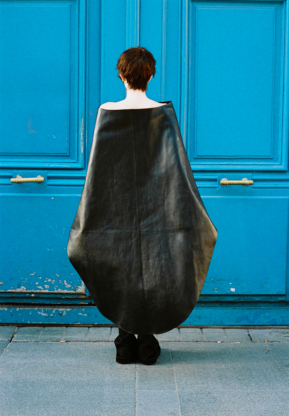 パンツ￥198,000　シューズ￥123,200（ともに予定価格） ケープ　サングラス　ベルト すべて参考商品／Balenciaga（バレンシアガ クライアントサービス）