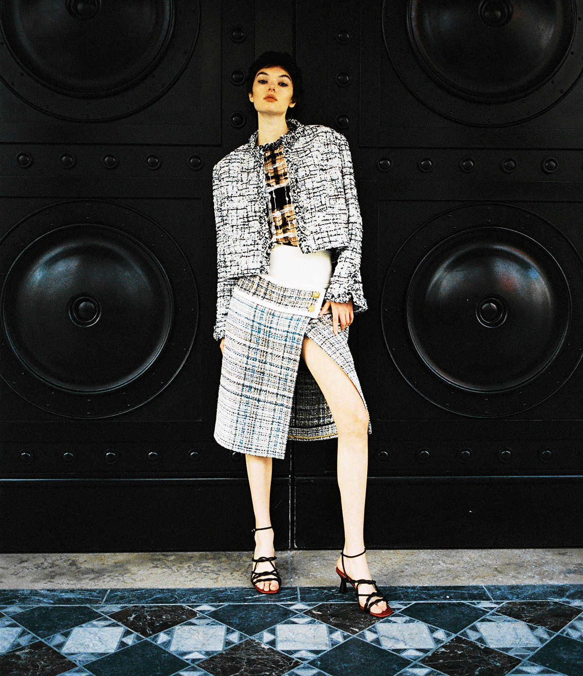 ジャケット￥2,240,700　レーストップ￥869,000　スカート￥947,100　シューズ￥250,800／すべてChanel（シャネル カスタマー ケア センター）