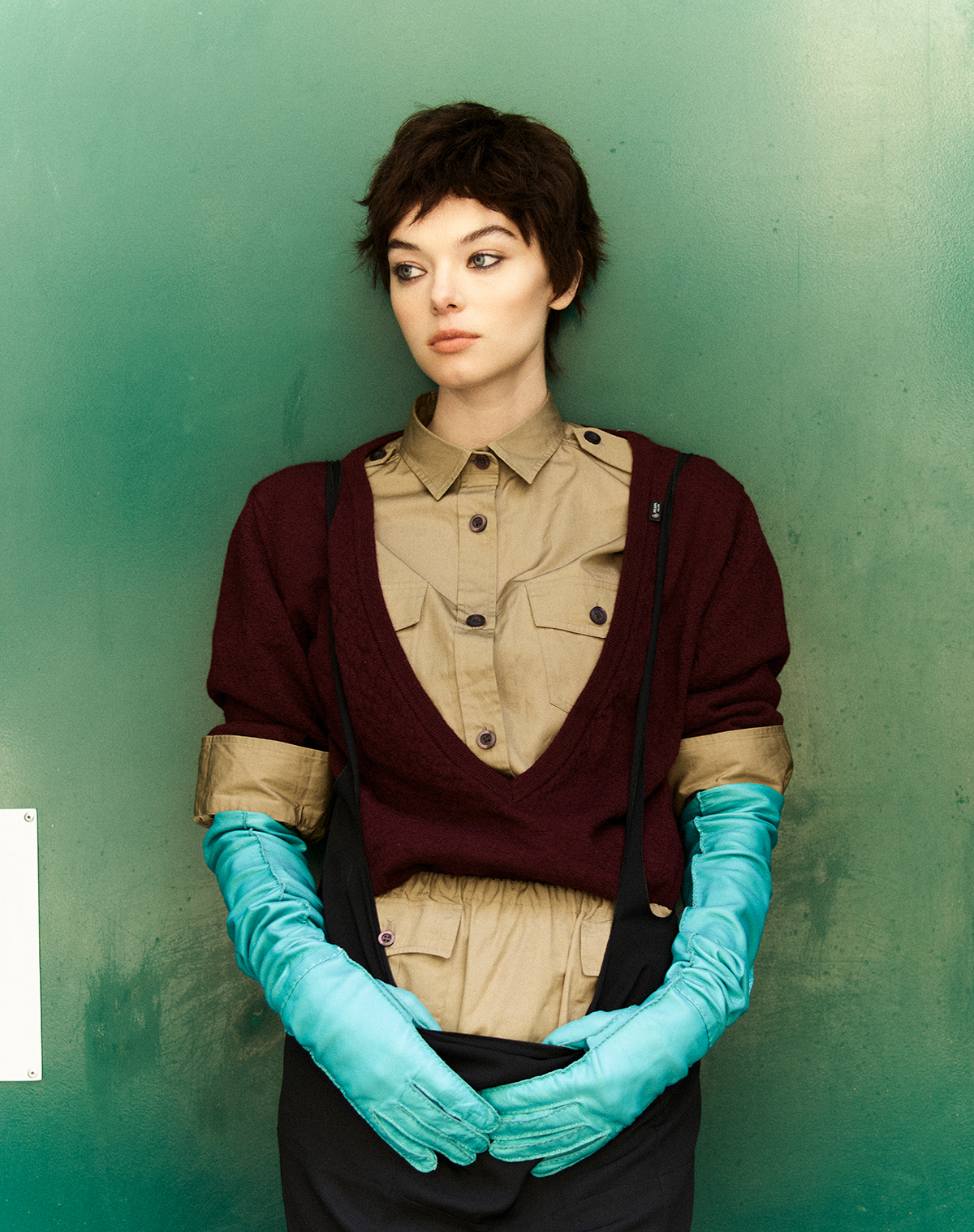 トップ￥357,500　シャツ￥214,500　スカート￥308,000　ショーツ￥115,500　グローブ￥203,500（すべて予定価格）／Prada（プラダ クライアントサービス）