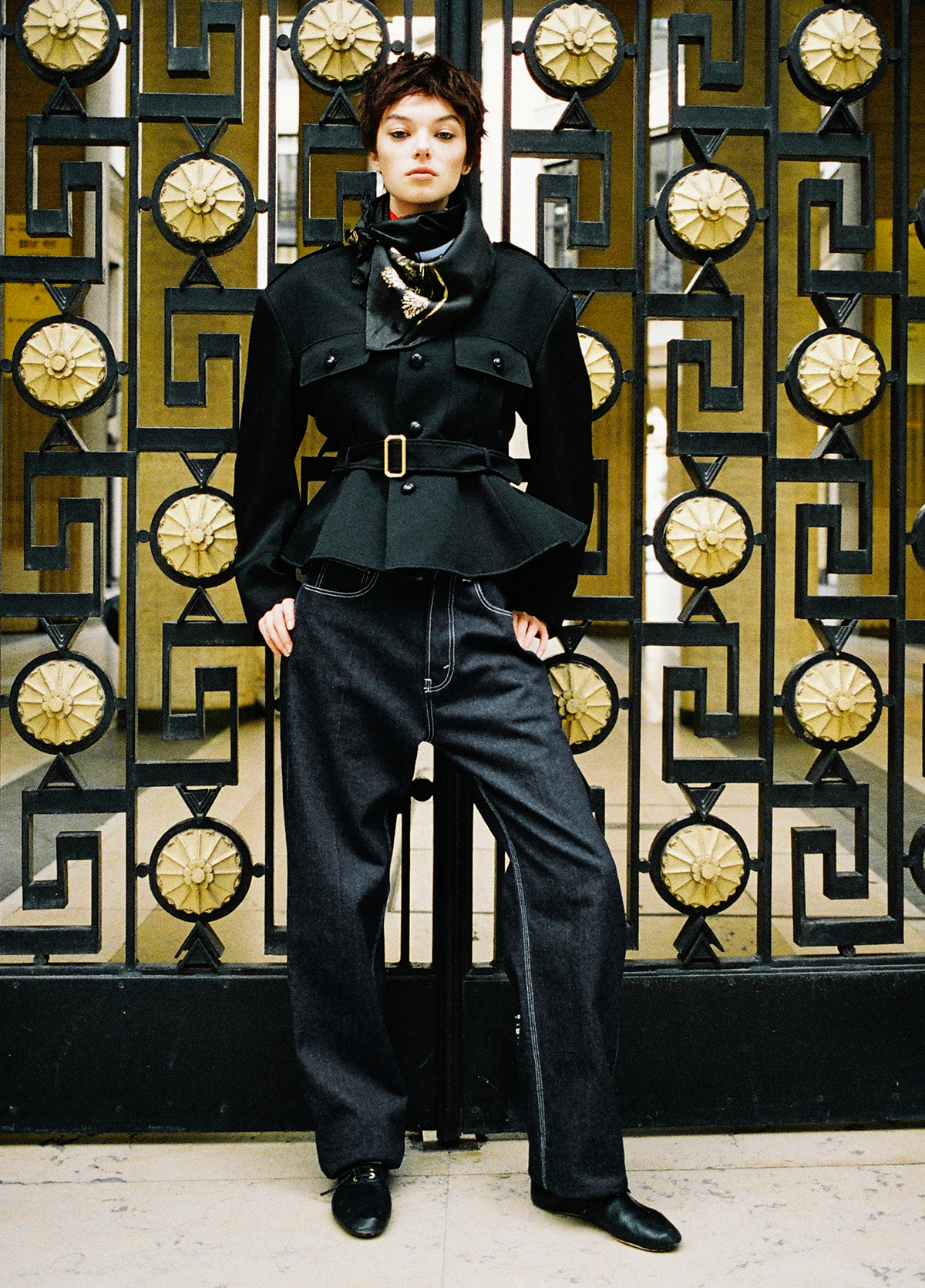 ジャケット￥649,000　デニム￥159,500　スカーフ￥86,900　シューズ￥143,000（すべて予定価格）／Celine（セリーヌ ジャパン）