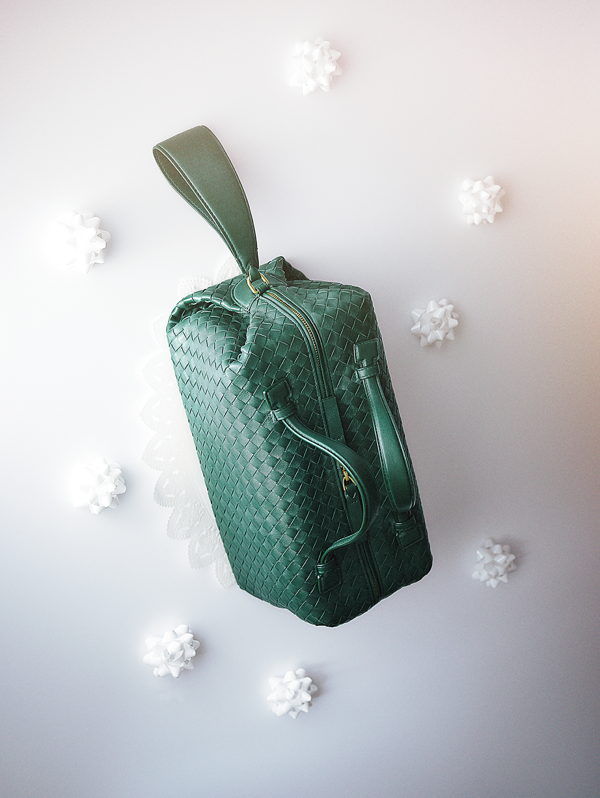 バッグ（H15×W32×D16cm）￥748,000／Bottega Veneta（ボッテガ・ヴェネタ ジャパン）