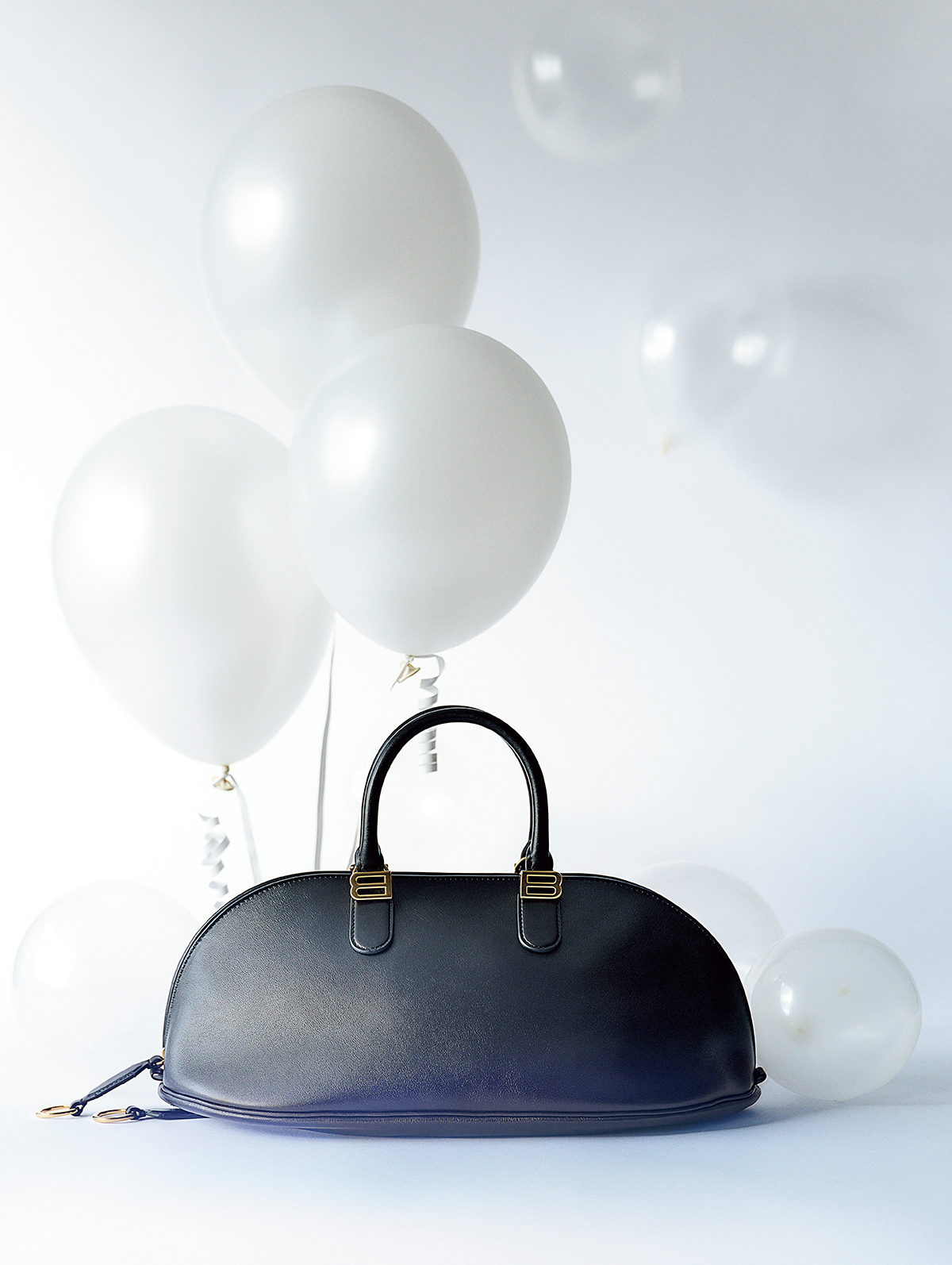 バッグ（H19×W44×D21cm）￥570,900（予定価格）／Balenciaga（バレンシアガ クライアントサービス）