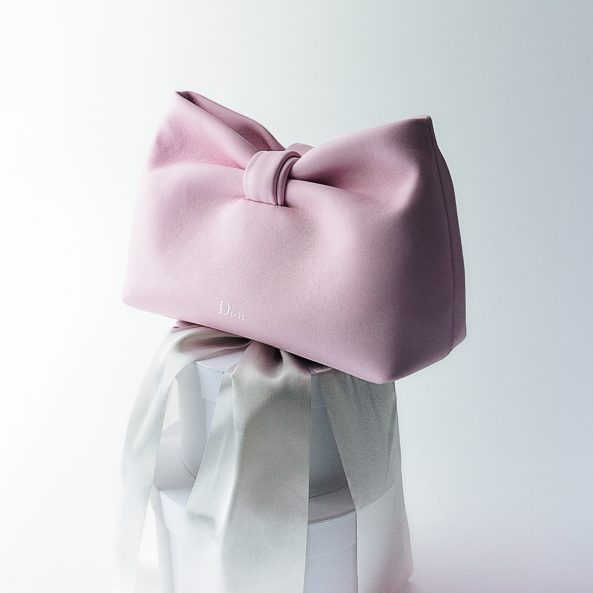 新デザイナーが贈るモードなバッグ