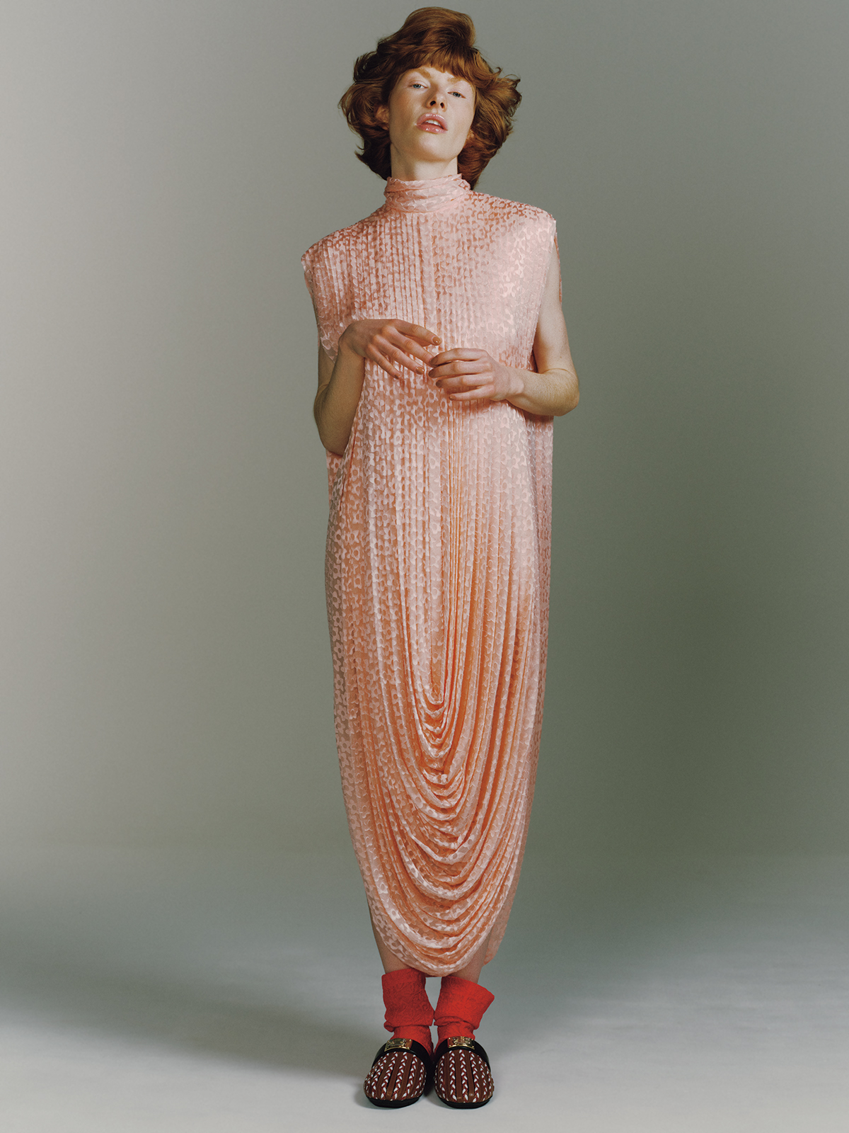 ドレス￥2,651,000（予定価格）　ソックス￥77,000　シューズ￥247,500（ともに参考価格）／すべてLouis Vuitton（ルイ・ヴィトン クライアントサービス）