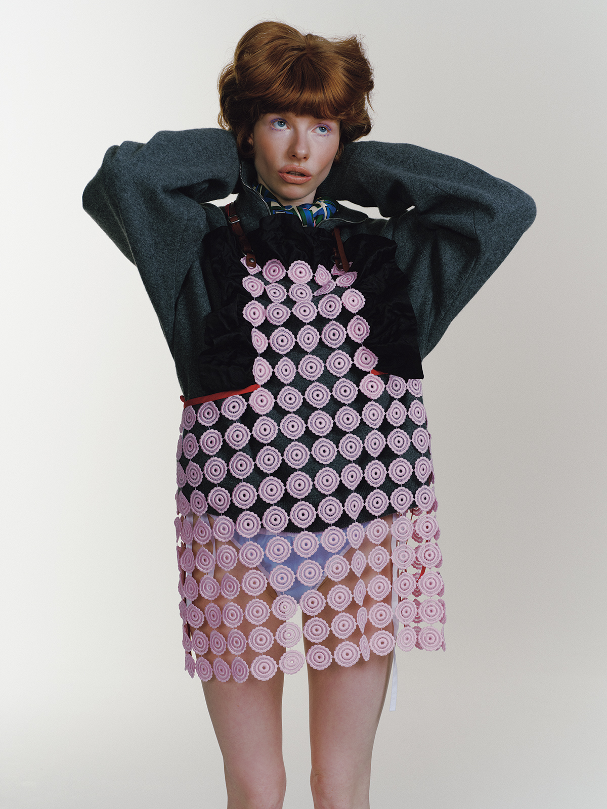 エプロン￥737,000　プルオーバー￥693,000　トップ￥187,000　ショーツ￥69,300 　スカーフ￥100,100／すべてMiu Miu（ミュウミュウ クライアントサービス）