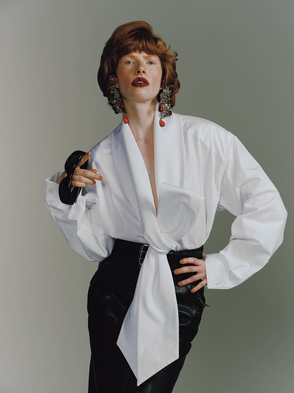 ブラウス￥352,000　スカート￥833,800　イヤリング￥583,000（参考価格）　ベルト￥149,600　サングラス￥71,500／すべてSaint Laurent by Anthony Vaccarello（サンローラン クライアントサービス）