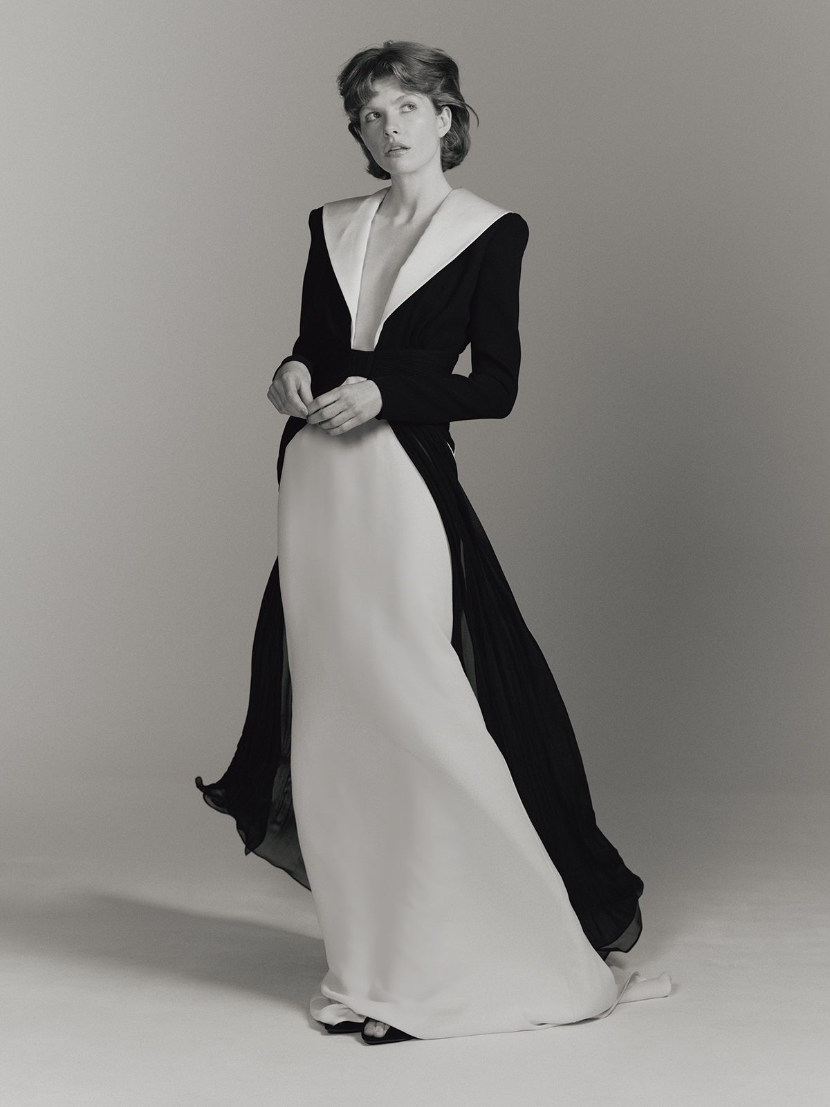 ドレス￥2,222,000／Valentino　シューズ￥165,000／Valentino Garavani（ともにヴァレンティノ インフォメーションデスク）