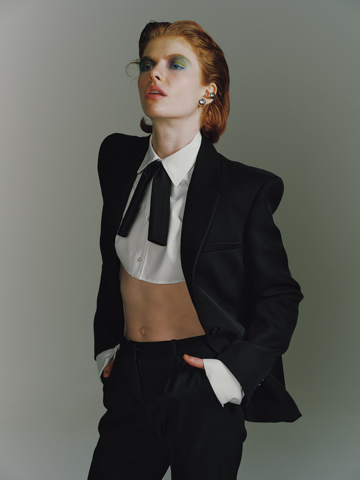 ジャケット￥451,000　シャツ￥161,700　パンツ￥198,000　タイ￥52,800　ピアス￥88,000（すべて予定価格）／Balenciaga（バレンシアガ クライアントサービス）