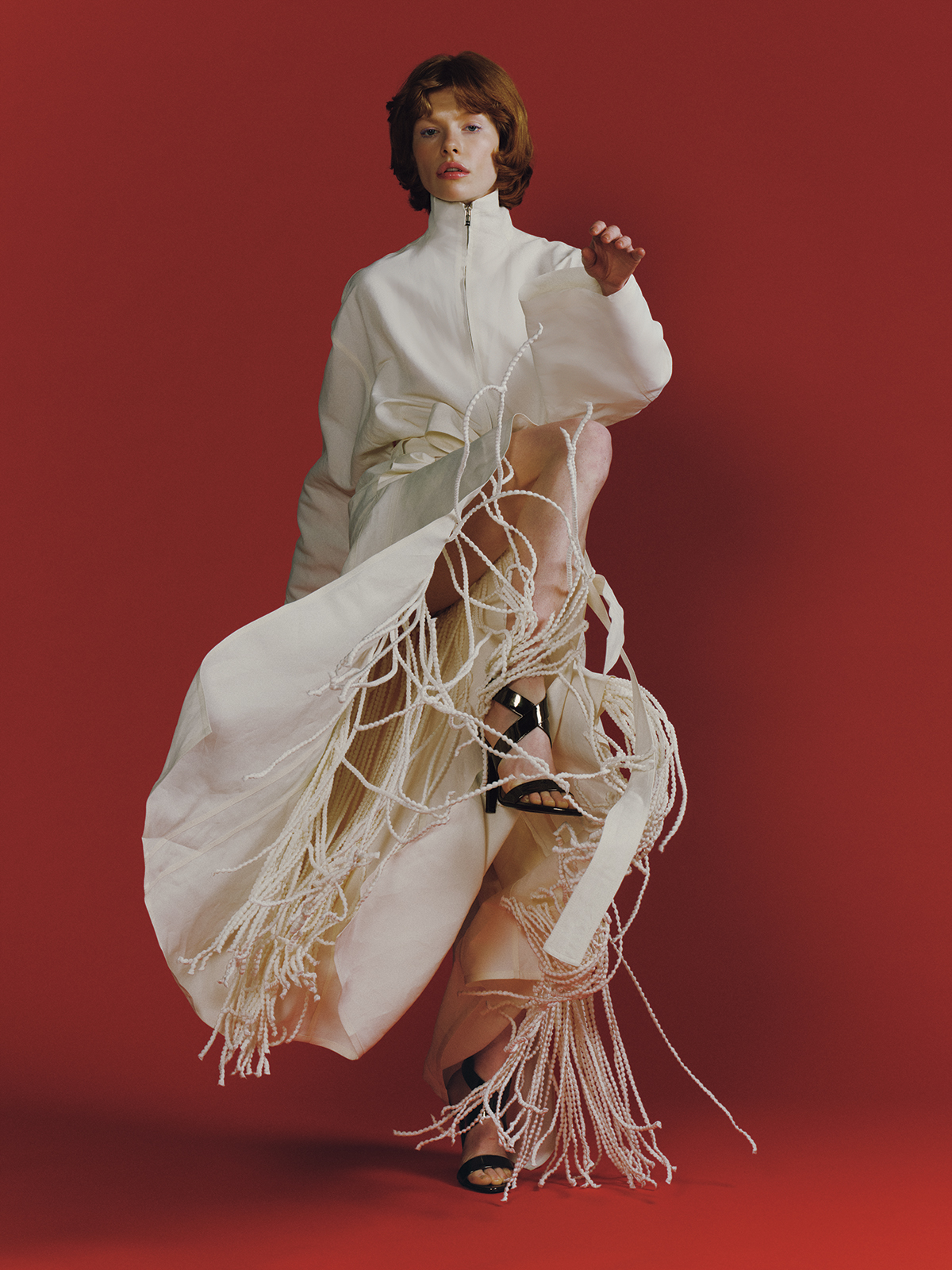 オールインワン￥471,900　パンツ￥629,200（参考価格）　シューズ￥198,000／すべてAlaïa（リシュモン ジャパン アライア）